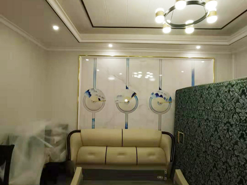 客廳造型安裝：客廳吊頂施工準(zhǔn)備,客廳吊頂施工準(zhǔn)備包含檢查設(shè)備管道是否安裝完畢、檢查結(jié)構(gòu)尺寸與設(shè)計(jì)圖是否相符、準(zhǔn)備好吊頂安裝材料和工具等工作。 安裝龍骨,龍骨分為兩個,分別是主龍骨和次龍骨。在進(jìn)行安裝時(shí),要先將每條主龍骨吊到稍高于標(biāo)高線的位置上臨時(shí)固定,假如吊頂面積較大,可分成多個部分,依次吊裝。安裝完主龍骨之后,在安裝次龍骨就行了。