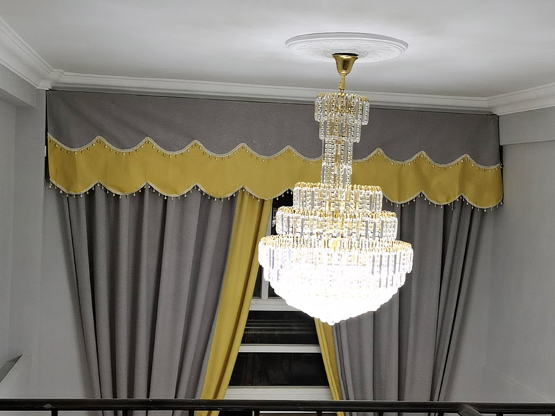 水晶吊燈安裝：安裝水晶吊燈應(yīng)首先確定安裝位置，并注意房間和水晶吊燈的尺寸。 在優(yōu)雅的大房子里，水晶吊燈是最好的裝飾，尤其是在客廳。足夠大的水晶吊燈將使整個房間更加充實(shí)，高端大氣。 但是如果大型水晶吊燈在中型房間中就會顯得過于擁擠，那么安裝一個較小的水晶吊燈會更完美。 安裝水晶吊燈時(shí)，必須考慮其重量。當(dāng)?shù)鯚舻闹亓砍^3kg時(shí)，應(yīng)使用預(yù)埋吊鉤或螺栓將其固定。當(dāng)軟線吊燈的重量超過1kg時(shí)，應(yīng)增加吊鏈。