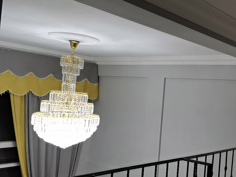 水晶吊燈安裝：安裝水晶吊燈應(yīng)首先確定安裝位置，并注意房間和水晶吊燈的尺寸。 在優(yōu)雅的大房子里，水晶吊燈是最好的裝飾，尤其是在客廳。足夠大的水晶吊燈將使整個房間更加充實(shí)，高端大氣。 但是如果大型水晶吊燈在中型房間中就會顯得過于擁擠，那么安裝一個較小的水晶吊燈會更完美。 安裝水晶吊燈時(shí)，必須考慮其重量。當(dāng)?shù)鯚舻闹亓砍^3kg時(shí)，應(yīng)使用預(yù)埋吊鉤或螺栓將其固定。當(dāng)軟線吊燈的重量超過1kg時(shí)，應(yīng)增加吊鏈。