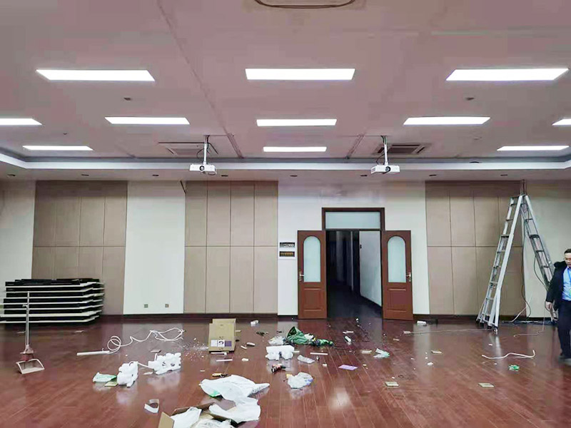 投影儀安裝案例：投影儀正向吊掛在天花板上進(jìn)行投射畫面。優(yōu)點(diǎn)：不用擔(dān)心小孩搞破壞，也不用擔(dān)心客廳空間小占位置，一次安裝一步到位，不用頻繁地調(diào)節(jié)！缺點(diǎn)：由于布線長，可能會(huì)引起信號衰減，從而影響到投影效果。第一次安裝時(shí)，如何布線，如何計(jì)算與幕布之間的合理距離等都要費(fèi)一點(diǎn)腦力。裝好之后，后期維護(hù)也不方便，如除塵，換過濾網(wǎng)，清潔鏡頭等日常維護(hù)基本就很難進(jìn)行了。