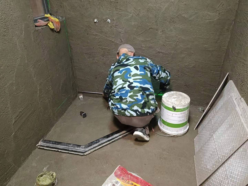 浴室找平貼磚：在鋪貼瓷磚前，我們要先把還沒涂抹水泥的地磚鋪在地上，并敲平，然后在地磚上涂滿水泥，鋪在地面，鋪地磚的過程中要對齊四塊磚的對角位置。  另外，在鋪貼瓷磚時也要講究鋪貼順序，在鋪地磚時應(yīng)從內(nèi)向外貼，有坡度或地漏的地方，要注意排水方向找坡，而墻面磚應(yīng)從下往上貼，底層的瓷磚要最后貼，這樣鋪貼出來才美觀，鋪完地磚后還要壓地磚。