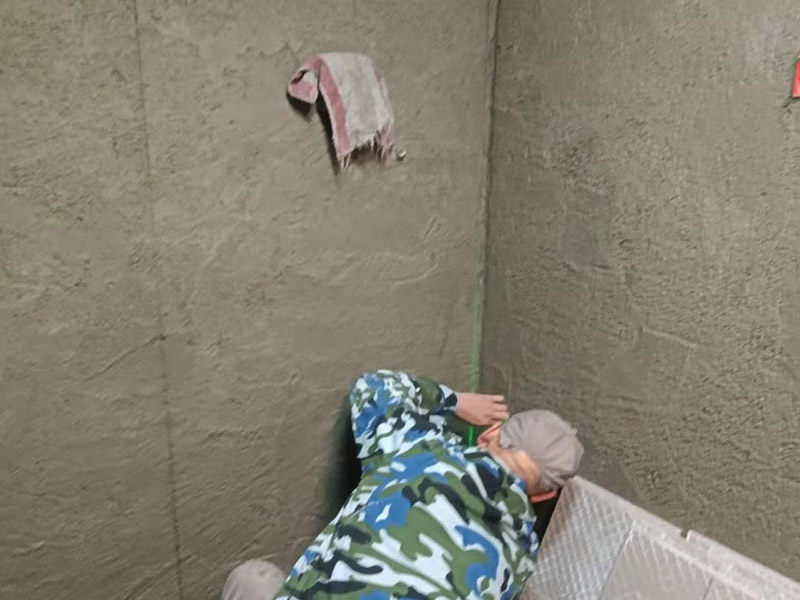 浴室找平貼磚：在鋪貼瓷磚前，我們要先把還沒涂抹水泥的地磚鋪在地上，并敲平，然后在地磚上涂滿水泥，鋪在地面，鋪地磚的過程中要對齊四塊磚的對角位置。  另外，在鋪貼瓷磚時也要講究鋪貼順序，在鋪地磚時應(yīng)從內(nèi)向外貼，有坡度或地漏的地方，要注意排水方向找坡，而墻面磚應(yīng)從下往上貼，底層的瓷磚要最后貼，這樣鋪貼出來才美觀，鋪完地磚后還要壓地磚。