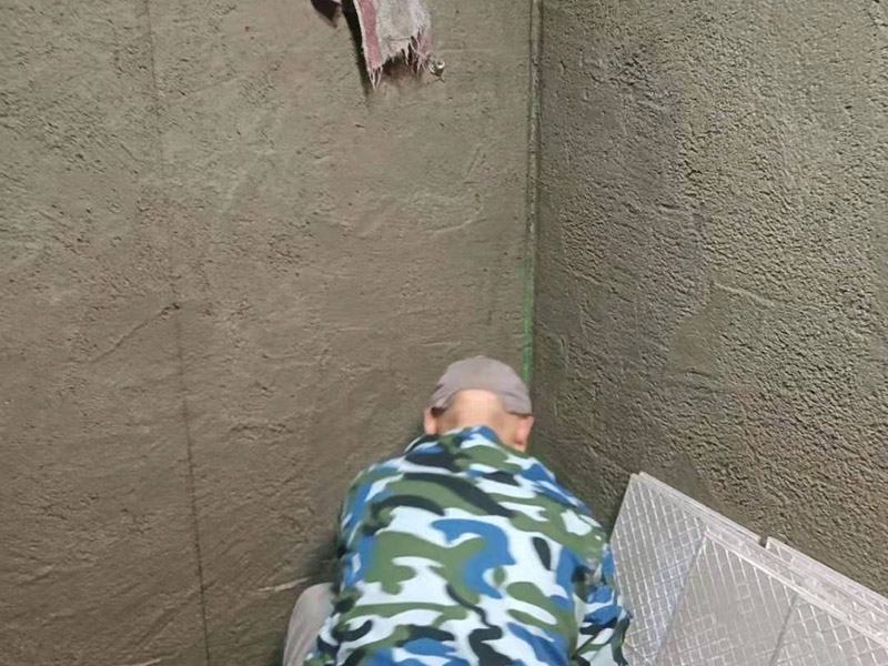 浴室找平貼磚：在鋪貼瓷磚前，我們要先把還沒涂抹水泥的地磚鋪在地上，并敲平，然后在地磚上涂滿水泥，鋪在地面，鋪地磚的過程中要對齊四塊磚的對角位置。  另外，在鋪貼瓷磚時也要講究鋪貼順序，在鋪地磚時應(yīng)從內(nèi)向外貼，有坡度或地漏的地方，要注意排水方向找坡，而墻面磚應(yīng)從下往上貼，底層的瓷磚要最后貼，這樣鋪貼出來才美觀，鋪完地磚后還要壓地磚。