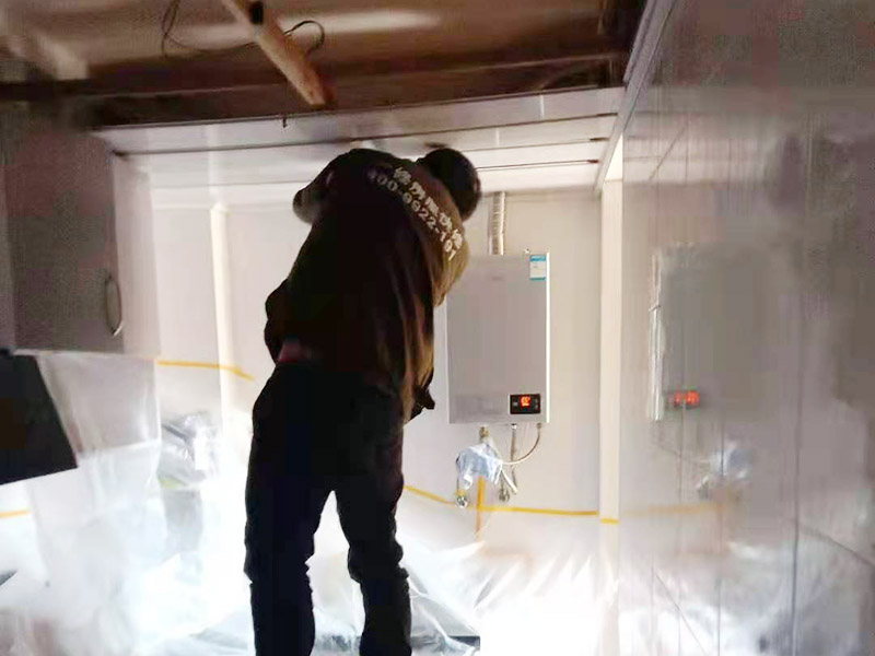 廚房管道改造：家裝管道系統(tǒng)施工：房子里明裝的管道,適合于土建的粉飾作業(yè)結(jié)束之后施行,配裝之前,需要幫助土建準確的預留或者是預埋孔洞以及套管。 給水位置布置：明敷的給水立管宜布置在靠近用水量大的衛(wèi)生器具的墻角、墻邊或立柱旁。 給水系統(tǒng)布置三不：明敷的給水管不得穿越臥室、儲藏室以及煙道、風道；給水管道不得緊挨熱； 給水立管距熱水器或者灶邊凈距不得小于400mm，當條件不具備時，但最小凈距不得小于200mm。