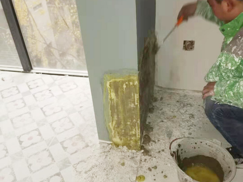 墻面局部修補(bǔ)：一定要做好基層的處理，如果您家是二次裝修墻面時(shí)，沒有將以前的老墻的墻皮鏟除干凈，或者是只鏟除了表層的膩?zhàn)?，那么修補(bǔ)墻面時(shí)，是會(huì)遺留下高低不平的部分墻皮的，此后，要是接著上刷界面劑或者膩?zhàn)樱敲春芸赡芫蜁?huì)導(dǎo)致新刷的墻面出現(xiàn)開裂的情況。 需要鏟除到磚墻體的表面，然后進(jìn)行全面的施工，進(jìn)行翻新墻面，工程量是比較大的，完全適用于存在多處開裂、掉皮和起粉現(xiàn)象的墻面。