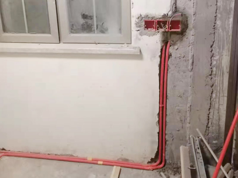 墻面水電改造維修：按走向進行墻面或地面開槽，開槽過程中，不允許出現(xiàn)墻面橫向開槽大于30cm的現(xiàn)象，因為橫向開槽將破壞整樓的承重，使得抗震能力降低而且墻面容易開裂。如果是保溫墻的話，開很長的橫槽有可能會導致開槽上部的保溫層整體脫落。墻面開槽一般都應該是豎向垂直開槽。 埋入管線(包括布線和接好管道)和暗盒，電路施工時先安裝管路，然后再穿導線，這樣可以避免將來換線出現(xiàn)導線無法抽動的現(xiàn)象。穿管不能使用軟管，防止出現(xiàn)死角。同時電路接頭不要裸露在外面，應該安裝在線盒內，分線盒之間不允許有接頭。