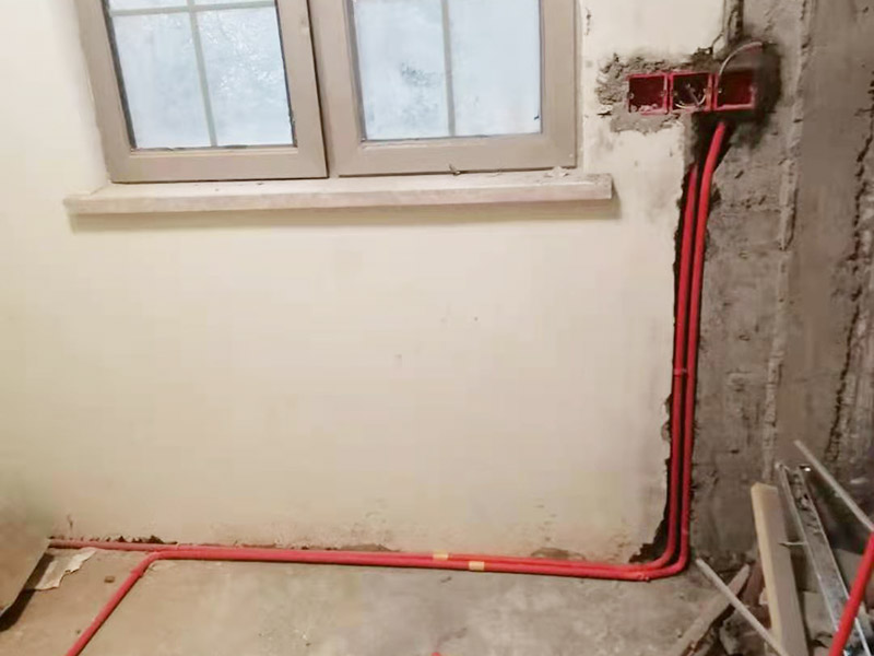 墻面水電改造維修：按走向進行墻面或地面開槽，開槽過程中，不允許出現(xiàn)墻面橫向開槽大于30cm的現(xiàn)象，因為橫向開槽將破壞整樓的承重，使得抗震能力降低而且墻面容易開裂。如果是保溫墻的話，開很長的橫槽有可能會導致開槽上部的保溫層整體脫落。墻面開槽一般都應該是豎向垂直開槽。 埋入管線(包括布線和接好管道)和暗盒，電路施工時先安裝管路，然后再穿導線，這樣可以避免將來換線出現(xiàn)導線無法抽動的現(xiàn)象。穿管不能使用軟管，防止出現(xiàn)死角。同時電路接頭不要裸露在外面，應該安裝在線盒內，分線盒之間不允許有接頭。