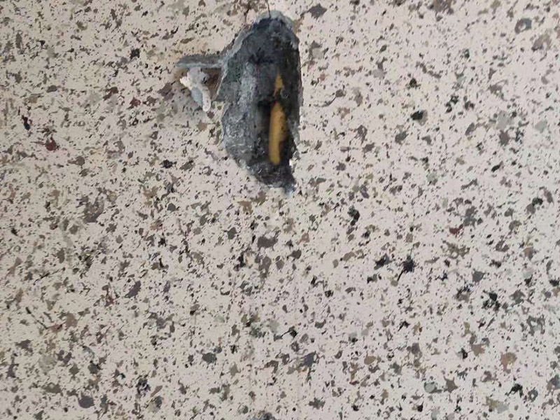 墻內(nèi)水管漏水維修：首先，發(fā)現(xiàn)漏水，應(yīng)第一時(shí)間關(guān)掉自家的供水閥門，讓漏水帶來的影響盡可能的縮小。 然后需要找到水管漏水的地方，最常使用的方法是水管打壓法。此方法需要將冷熱水管用軟管連接在一起使冷熱水形成一個(gè)圈，總閥門關(guān)閉，所有出水口只留一個(gè)口接上試壓器，其余關(guān)閉，這時(shí)試壓器的指針讀數(shù)為0。 搖動(dòng)測(cè)壓桿至指針讀數(shù)到0.9-1.0之間，此時(shí)的水壓應(yīng)為正常水壓的3-6倍。然后需要等待一定時(shí)間，不同管材需要的時(shí)間不一樣，但最少也需要半個(gè)小時(shí)。此時(shí)查看壓力值，如果降幅不超過0.5個(gè)壓，就沒有漏水。如果有漏點(diǎn)，壓力就會(huì)下降較多。 找到了漏水點(diǎn)，就要對(duì)漏水的管道進(jìn)行維修或更換。首先要鑿開對(duì)應(yīng)墻面，此過程中要注意對(duì)地板家居的保護(hù)。然后清理干凈管道上的殘?jiān)?，進(jìn)行換新，連接好后要用防水膠對(duì)管道進(jìn)行防水處理