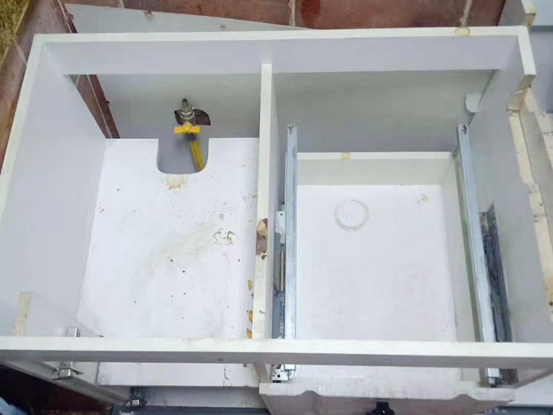 櫥柜維修改造：對(duì)廚房作防護(hù)措施,掛擋布、廚房墻面等做簡(jiǎn)單清理,以便準(zhǔn)確測(cè)量地面水平。 材料進(jìn)場(chǎng):櫥柜板材等進(jìn)場(chǎng)。  安裝地柜 組裝:統(tǒng)一組裝好地柜,搬進(jìn)廚房,按圖紙順序擺放好位置(倒放),統(tǒng)一安裝地腳。 現(xiàn)場(chǎng)切割:地面上墊上保護(hù)物,割口根據(jù)實(shí)物的大小從反面進(jìn)行操作,保持正面不崩。 安裝順序：如有轉(zhuǎn)角柜應(yīng)先安轉(zhuǎn)角柜，沒有轉(zhuǎn)角柜先從靠墻的柜往外安裝。 水平調(diào)整：通過地柜的調(diào)節(jié)腿調(diào)節(jié)地柜水平度，誤差保持正負(fù)1mm。