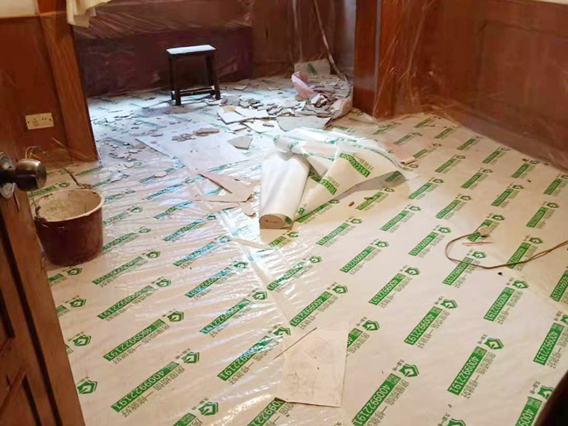 家具保護(hù)措施：地板保護(hù)，地板保護(hù)需要使用pvc+棉保護(hù)膜 （薄的保護(hù)膜會在裝修過程中踩壞），沿墻邊使用家較寬的地板專用膠帶密封。家居保護(hù)只需要使用普通pvc保護(hù)膜即可，注意下方要留足保護(hù)膜遮蓋下方地板。門窗保護(hù):使用無紡布門窗保護(hù)膜，裁剪適當(dāng)大小貼在窗戶上級窗戶框上即可。門使用pvc保護(hù)膜，小的突起如電源插座，使用保護(hù)膜覆蓋用較窄的地板專用膠帶密封。 注意：所有的密封都不要貼到需要粉刷裝修的墻面上。