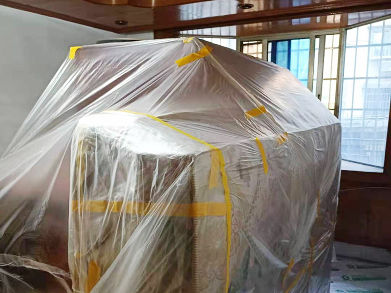 家具保護(hù)措施：地板保護(hù)，地板保護(hù)需要使用pvc+棉保護(hù)膜 （薄的保護(hù)膜會在裝修過程中踩壞），沿墻邊使用家較寬的地板專用膠帶密封。家居保護(hù)只需要使用普通pvc保護(hù)膜即可，注意下方要留足保護(hù)膜遮蓋下方地板。門窗保護(hù):使用無紡布門窗保護(hù)膜，裁剪適當(dāng)大小貼在窗戶上級窗戶框上即可。門使用pvc保護(hù)膜，小的突起如電源插座，使用保護(hù)膜覆蓋用較窄的地板專用膠帶密封。 注意：所有的密封都不要貼到需要粉刷裝修的墻面上。