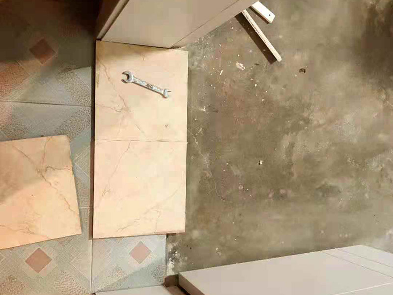 廁所地磚鋪貼：準(zhǔn)備裝修中或多或少都會(huì)牽涉到墻體改造，工人在裝修前期需把該砌該粉的工程都結(jié)束，確保改造墻體能充分干燥。攪拌調(diào)和將粘結(jié)劑漿料攪拌至潤(rùn)滑均勻，無(wú)明顯塊狀或糊涂結(jié)狀，將攪拌后施工漿料靜置5&mdash;10分鐘，然后再稍加攪拌1&mdash;2分鐘，即可使用。用泥刀先批墻，后用水泥漿找平。這個(gè)工序很重要，確保底子平，防止貼后空鼓