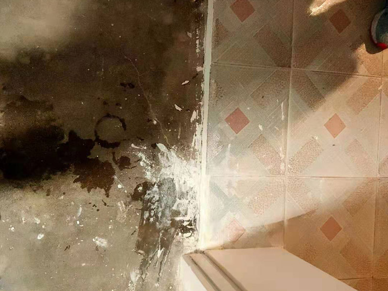 廁所地磚鋪貼：準(zhǔn)備裝修中或多或少都會(huì)牽涉到墻體改造，工人在裝修前期需把該砌該粉的工程都結(jié)束，確保改造墻體能充分干燥。攪拌調(diào)和將粘結(jié)劑漿料攪拌至潤(rùn)滑均勻，無(wú)明顯塊狀或糊涂結(jié)狀，將攪拌后施工漿料靜置5&mdash;10分鐘，然后再稍加攪拌1&mdash;2分鐘，即可使用。用泥刀先批墻，后用水泥漿找平。這個(gè)工序很重要，確保底子平，防止貼后空鼓