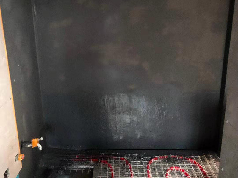 墻地面防水貼磚：一般在實(shí)際施工中，都是先將墻面和地面的防水都做好，然后等到防水層完全干透之后就可以做閉水試驗(yàn)了，閉水試驗(yàn)的主要目的是檢驗(yàn)防水施工是否有疏露，防水功能是否正常，如果閉水試驗(yàn)顯示沒有問題了，那么再開始貼瓷磚。貼瓷磚是先貼墻面，然后再貼地面的。