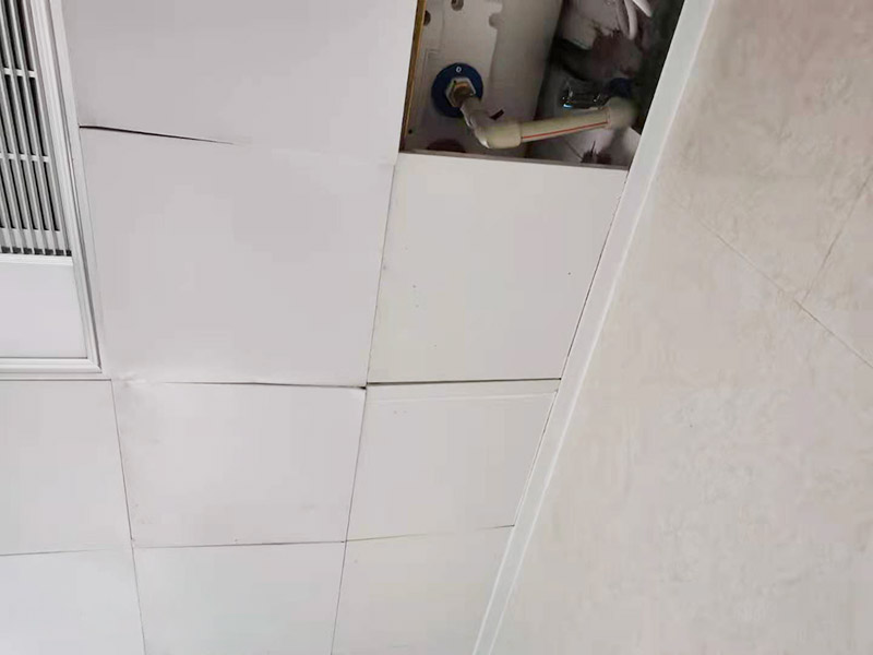 集成吊頂維修：打膨脹螺絲釘，懸掛吊桿，務(wù)必采用8個(gè)的吊桿才能保證整體的牢固性；安裝吊鉤，吊頂裝輕鋼龍骨、三角龍骨，主龍骨采用50加寬加厚的熱鍍鋅烤漆龍骨，保證整個(gè)吊頂?shù)钠秸冗M(jìn)一步加強(qiáng)耐腐蝕性，三角龍骨也要采用熱鍍鋅烤漆龍骨增強(qiáng)耐腐蝕性。將扣板壓入三交龍骨縫中，確定互相垂直，要保證橫豎一條線。