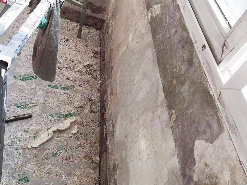 陽(yáng)臺(tái)墻面局部修補(bǔ)：一定要做好基層的處理，如果您家是二次裝修墻面時(shí)，沒(méi)有將以前的老墻的墻皮鏟除干凈，或者是只鏟除了表層的膩?zhàn)?，那么修補(bǔ)墻面時(shí)，是會(huì)遺留下高低不平的部分墻皮的，此后，要是接著上刷界面劑或者膩?zhàn)?，那么很可能就?huì)導(dǎo)致新刷的墻面出現(xiàn)開(kāi)裂的情況。舊房要是在長(zhǎng)期使用中受到了來(lái)自外界的沖擊或者震動(dòng)，是有可能造成局部墻面基層與墻體脫離的。 在修補(bǔ)墻面的時(shí)候，要是發(fā)現(xiàn)墻面出現(xiàn)滲水或者發(fā)霉的情況，是可以直接更換水管的，或者是進(jìn)行修補(bǔ)，具體的操作方法是，先關(guān)閉上閥門(mén)，把水源斷開(kāi)后，然后將水龍頭打開(kāi)至合適的位置，是可以泄去水管內(nèi)的大部分壓力的。