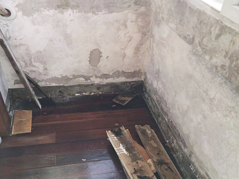 陽(yáng)臺(tái)墻面局部修補(bǔ)：一定要做好基層的處理，如果您家是二次裝修墻面時(shí)，沒(méi)有將以前的老墻的墻皮鏟除干凈，或者是只鏟除了表層的膩?zhàn)?，那么修補(bǔ)墻面時(shí)，是會(huì)遺留下高低不平的部分墻皮的，此后，要是接著上刷界面劑或者膩?zhàn)?，那么很可能就?huì)導(dǎo)致新刷的墻面出現(xiàn)開(kāi)裂的情況。舊房要是在長(zhǎng)期使用中受到了來(lái)自外界的沖擊或者震動(dòng)，是有可能造成局部墻面基層與墻體脫離的。 在修補(bǔ)墻面的時(shí)候，要是發(fā)現(xiàn)墻面出現(xiàn)滲水或者發(fā)霉的情況，是可以直接更換水管的，或者是進(jìn)行修補(bǔ)，具體的操作方法是，先關(guān)閉上閥門(mén)，把水源斷開(kāi)后，然后將水龍頭打開(kāi)至合適的位置，是可以泄去水管內(nèi)的大部分壓力的。