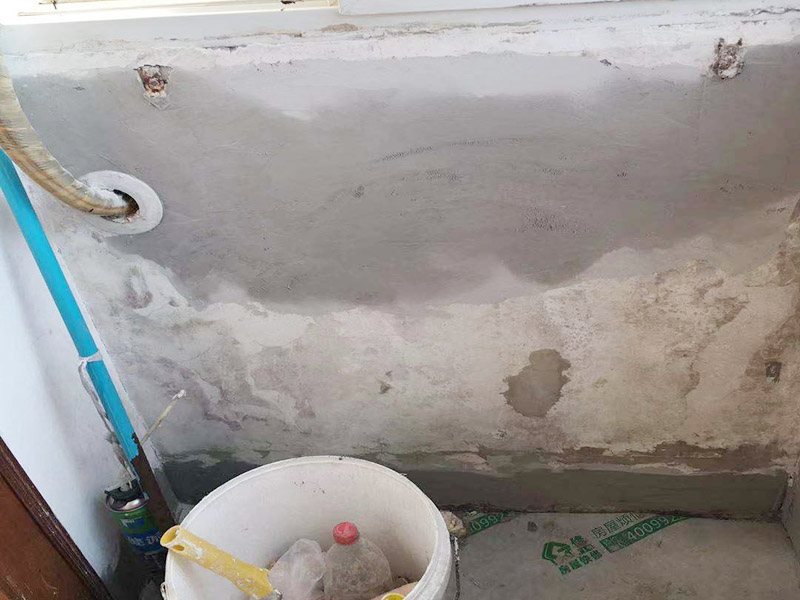 陽(yáng)臺(tái)墻面局部修補(bǔ)：一定要做好基層的處理，如果您家是二次裝修墻面時(shí)，沒(méi)有將以前的老墻的墻皮鏟除干凈，或者是只鏟除了表層的膩?zhàn)?，那么修補(bǔ)墻面時(shí)，是會(huì)遺留下高低不平的部分墻皮的，此后，要是接著上刷界面劑或者膩?zhàn)?，那么很可能就?huì)導(dǎo)致新刷的墻面出現(xiàn)開(kāi)裂的情況。舊房要是在長(zhǎng)期使用中受到了來(lái)自外界的沖擊或者震動(dòng)，是有可能造成局部墻面基層與墻體脫離的。 在修補(bǔ)墻面的時(shí)候，要是發(fā)現(xiàn)墻面出現(xiàn)滲水或者發(fā)霉的情況，是可以直接更換水管的，或者是進(jìn)行修補(bǔ)，具體的操作方法是，先關(guān)閉上閥門(mén)，把水源斷開(kāi)后，然后將水龍頭打開(kāi)至合適的位置，是可以泄去水管內(nèi)的大部分壓力的。