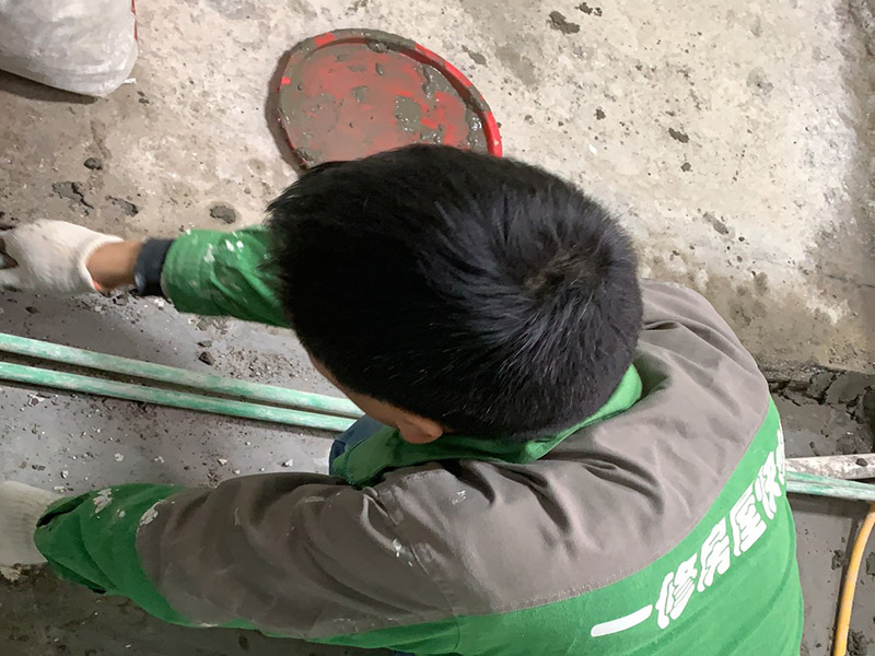 衛(wèi)生間水管安裝：開始按線槽排給水管，彎頭的地方用熱容器對(duì)接，給水管長(zhǎng)的用剪管鉗剪掉，冷熱管對(duì)接的時(shí)候注意距離，安裝好后用泥漿把它縫好。