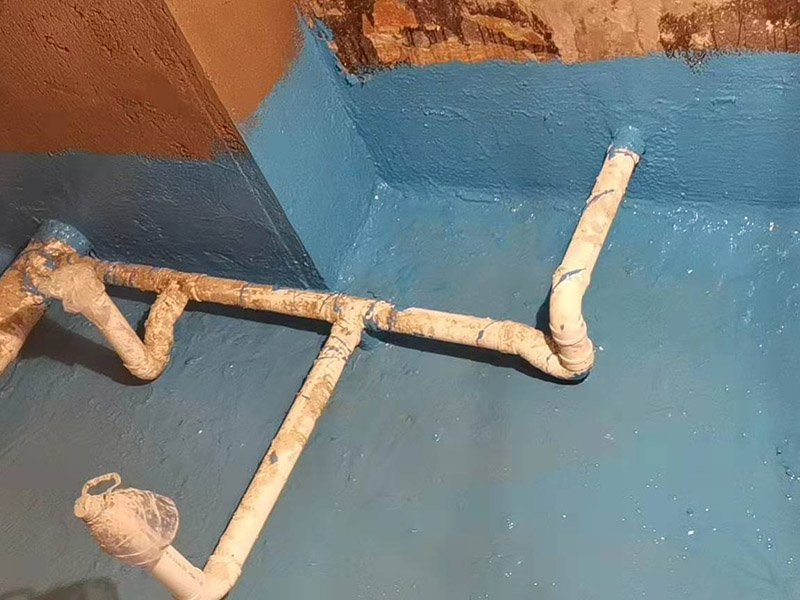 衛(wèi)生間地面防水措施：在預(yù)制板圍墻上涂上防水層時，在堆積預(yù)制板時必須貼上接縫，深度必須在10～12mm之間。穿過圍墻填埋的管露出基層，在周圍刻上20～30mm寬，50～60mm深的溝槽，用1:2的干燥硬質(zhì)水泥砂漿擰干。先把防水粉，水泥，沙子拌勻，再加入水拌勻。 攪拌均勻后涂上灰泥，底面的灰泥厚度為5-10mm，在灰粉凝固前用掃帚掃毛。