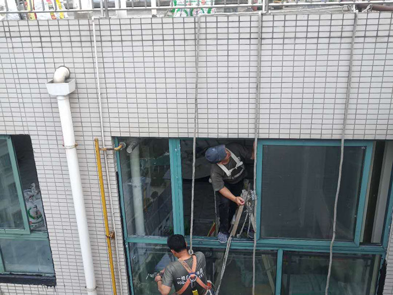 門窗打膠維修：各樓層窗框安裝時均應橫向、豎向拉通線，各層水平一致，上下順直。窗框與墻體固定時，先固定上框，后固定邊框，采用塑料膨脹螺栓固定?？蚺c洞口之間的伸縮縫內腔均采用閉孔泡沫塑料，發(fā)泡劑等彈性材料填塞，表面用密封膠密封。門窗安裝必須牢固，預埋件的數量、位置、埋設連接方法必須符合設計要求，設有預埋鐵件的洞應采用焊接的方法固定，或先在預埋件上按緊固件規(guī)格打基孔，然后用緊固件固定。拼樘料與磚墻連接時，應先將拼樘料兩端插入預留洞口中，然后用C20細石砼澆灌固定。應將兩窗框與拼樘料卡接，卡接后用緊固件雙向擰緊，其間距應&le;400mm。緊固件端頭及拼樘料與窗杠間的穎隙采用密封條進行密封處理。當門窗采用預埋木磚法與墻體連接時，木磚應進行防腐處理。