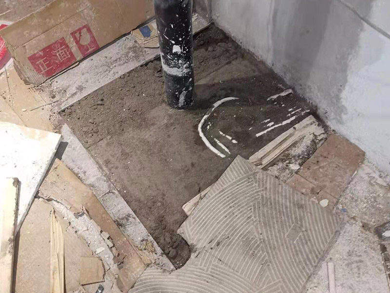 異形瓷磚鋪貼：首先應(yīng)除去基層表面的污垢，油漬，浮灰;除去基層上所有涂料層，膩?zhàn)訉?如果基層未能達(dá)到平整度要求，需對(duì)基層進(jìn)行預(yù)先的找平處理。對(duì)瓷磚的色彩、紋理、表面平整等進(jìn)行嚴(yán)格的挑選，然后按照?qǐng)D紙要求預(yù)鋪。對(duì)可能出現(xiàn)的尺寸、色彩、紋理誤差等進(jìn)行調(diào)整、交換，直至達(dá)到最佳效果。加水后將粘結(jié)劑漿料攪拌至潤(rùn)滑均勻，無(wú)明顯塊狀或糊狀結(jié)塊，攪拌后的漿料靜置5-10分鐘后再稍加攪拌1-2分鐘即可使用。在開(kāi)始鋪貼施工前，需要先清理瓷磚表面的浮灰，污垢等。將瓷磚平整地鋪貼在基層上，使用橡膠錘將瓷磚拍實(shí)鋪平。施工過(guò)程中，可小幅度轉(zhuǎn)動(dòng)瓷磚，使?jié){料與瓷磚背面充分接觸。