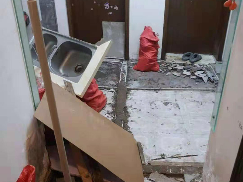 廚房拆除施工：拆除舊廚房是工程中的第一項，將情墻面和地面上原有的瓷磚全部砸掉，不要只砸掉一半或一部分，以免后面在鋪貼時有縫隙。 拆除吊頂、廚具和燈具，需按照一定的流程拆除。如果想要重新將廚房整頓一下，那么就將廚房的一切原有的都拆除掉。 如果是其他房間改造為廚房的話，也是要先將墻面和地面全部砸掉，以便于后續(xù)安裝管道和布置線路。水路和電路的設(shè)計都是很隱藏的，一般都會做成暗管，隱藏在墻面或地面下，既美觀又不影響使用。在地面和墻面全部拆除后，要將不平整或者有縫隙的地方用水泥抹平，以防安裝上瓷磚后發(fā)現(xiàn)不平整而影響整體美觀，并且也能進一步做到防水的效果。