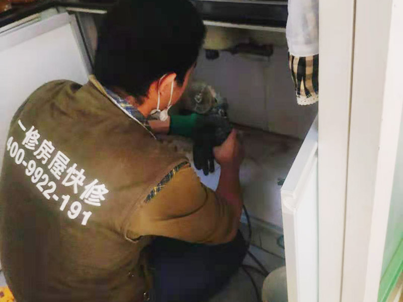 瓷磚切割維修：第1步需要做好定位，準(zhǔn)備一個(gè)移動(dòng)的標(biāo)尺，選定你需要的尺寸，一只手握住手柄，要將設(shè)備向后拉，然后將瓷磚平放在地板上面，與切割的線相對(duì)齊。第2步就是劃線，要確定切割的尺寸，而劃線的時(shí)候是非常重要的，必須要在瓷磚的表面切割成一條連續(xù)的直線。第3步就是下壓，也就是說(shuō)需要將機(jī)器設(shè)備的手柄向后拉，穩(wěn)定地落在瓷磚的前端，這樣子隨著你的力度加大，瓷磚就會(huì)沿著橫線斷開(kāi)。切割的時(shí)候一定記住要比較均勻，而且是連續(xù)的，這樣子才能夠很好地把瓷磚切割整齊。