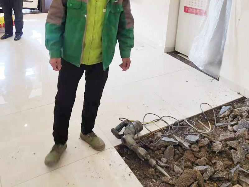 客廳地磚拆除案例：先把墻上的物體小心翼翼全部拆除搬出屋外，戴上手套和防護(hù)眼鏡，用小型的電鎬先從墻低的第一塊磚的邊緣開始鏟除，序次鏟除完整個墻面的瓷磚。敲擊鏟除到有插座和水龍頭附近瓷磚時，慢慢敲擊并仔細(xì)觀察電線和水管的方向，以防止損壞電線和水管。 用小型的電鎬或瓷磚鏟除機(jī)就能輕輕松松完成任務(wù)。此方法省時省力。（操作的時候安全問題要注意） 瓷磚鏟除一部分時要用斗車把地面上的瓷磚清理干凈，然后繼續(xù)鏟除，直到整面墻的瓷磚全部鏟除干凈為止。