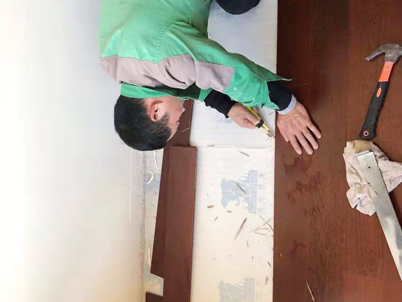 木地板鋪設施工：地面已經(jīng)清理干凈、平整之后，先要鋪設一層防潮地墊(不一定非要鋪在木質(zhì)地面的木頭下面)。這一層至少要20-30厘米(大約8英寸)在離墻大約預留1-3英寸的空隙?，F(xiàn)在可以安裝已經(jīng)選好花色的地板了。需要注意的是所鋪設的防潮地墊只需要鋪設大致5&mdash;10排的地板。 要確保在地板與墻壁之間留有大約10mm(3/8英寸)的空隙。為了防止地板的第一行的地板滑動，必須用間隔的裝置或者楔子固定。第一行余下的板通常用在第二行的開頭。要確保第二行板的接口與第一行板的接口錯開的長度至少30厘米(1英尺)。