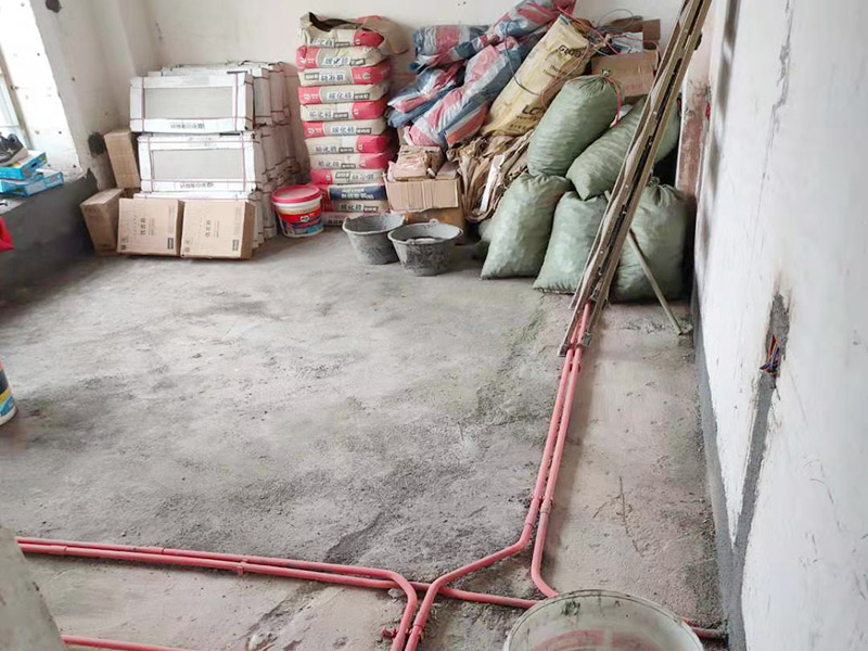 全屋線管鋪設裝修：管內穿線在建筑物抹灰、粉刷及地面工程結束后進行,穿線前應將電線保護管內的積水及雜物清理干凈。但針對建筑電氣安裝項目逐漸增加,管內穿線的工程量隨之增大,為配合工程整體同步竣工,管內穿線可以提前進行,但必須滿足下列條件: 1、混凝土結構工程必須經(jīng)過結構驗收和核定。 2、磚混結構工程必須初裝修完成以后。 3、作好成品保護,箱、盒及導線不應破損及被灰漿污染。 4、穿線后線管內不得有積水及潮氣侵入,必須保證導線絕緣強度符合規(guī)范要求。