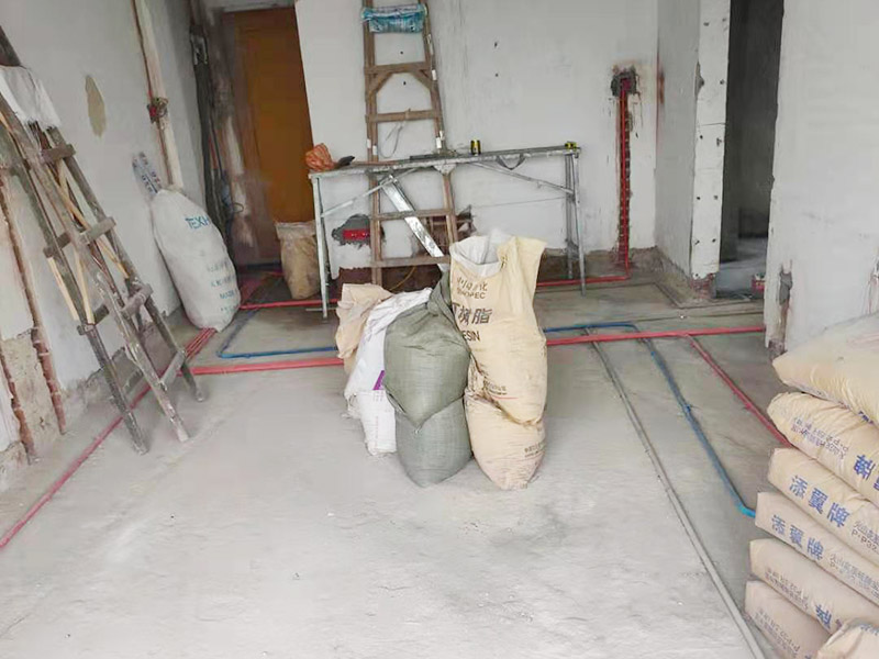 全屋線管鋪設裝修：管內穿線在建筑物抹灰、粉刷及地面工程結束后進行,穿線前應將電線保護管內的積水及雜物清理干凈。但針對建筑電氣安裝項目逐漸增加,管內穿線的工程量隨之增大,為配合工程整體同步竣工,管內穿線可以提前進行,但必須滿足下列條件: 1、混凝土結構工程必須經(jīng)過結構驗收和核定。 2、磚混結構工程必須初裝修完成以后。 3、作好成品保護,箱、盒及導線不應破損及被灰漿污染。 4、穿線后線管內不得有積水及潮氣侵入,必須保證導線絕緣強度符合規(guī)范要求。