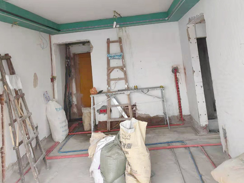 全屋線管鋪設裝修：管內穿線在建筑物抹灰、粉刷及地面工程結束后進行,穿線前應將電線保護管內的積水及雜物清理干凈。但針對建筑電氣安裝項目逐漸增加,管內穿線的工程量隨之增大,為配合工程整體同步竣工,管內穿線可以提前進行,但必須滿足下列條件: 1、混凝土結構工程必須經(jīng)過結構驗收和核定。 2、磚混結構工程必須初裝修完成以后。 3、作好成品保護,箱、盒及導線不應破損及被灰漿污染。 4、穿線后線管內不得有積水及潮氣侵入,必須保證導線絕緣強度符合規(guī)范要求。