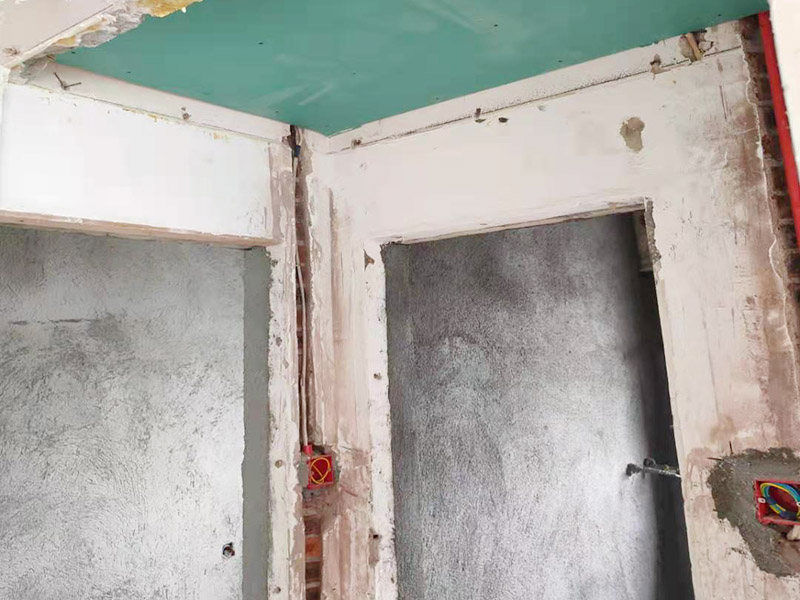 全屋線管鋪設裝修：管內穿線在建筑物抹灰、粉刷及地面工程結束后進行,穿線前應將電線保護管內的積水及雜物清理干凈。但針對建筑電氣安裝項目逐漸增加,管內穿線的工程量隨之增大,為配合工程整體同步竣工,管內穿線可以提前進行,但必須滿足下列條件: 1、混凝土結構工程必須經(jīng)過結構驗收和核定。 2、磚混結構工程必須初裝修完成以后。 3、作好成品保護,箱、盒及導線不應破損及被灰漿污染。 4、穿線后線管內不得有積水及潮氣侵入,必須保證導線絕緣強度符合規(guī)范要求。