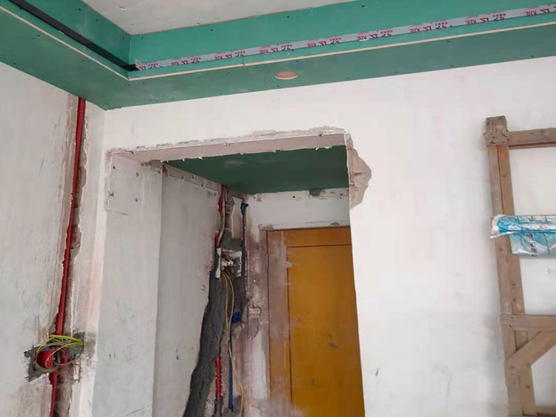 全屋線管鋪設裝修：管內穿線在建筑物抹灰、粉刷及地面工程結束后進行,穿線前應將電線保護管內的積水及雜物清理干凈。但針對建筑電氣安裝項目逐漸增加,管內穿線的工程量隨之增大,為配合工程整體同步竣工,管內穿線可以提前進行,但必須滿足下列條件: 1、混凝土結構工程必須經(jīng)過結構驗收和核定。 2、磚混結構工程必須初裝修完成以后。 3、作好成品保護,箱、盒及導線不應破損及被灰漿污染。 4、穿線后線管內不得有積水及潮氣侵入,必須保證導線絕緣強度符合規(guī)范要求。