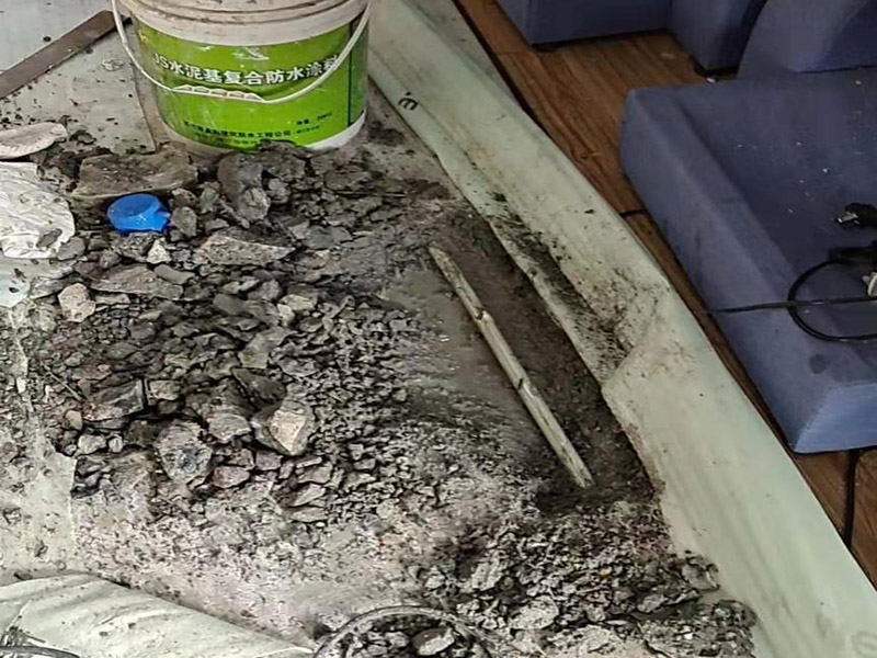 地面水管漏水維修：墻壁上有水滴不一定就是內(nèi)水管漏水所致，那應(yīng)先判斷究竟是不是墻壁內(nèi)的水管出現(xiàn)問題而出現(xiàn)的漏水情況，找到墻壁內(nèi)水管的漏水點，那首先得關(guān)掉水源總閘，然后卸下連接壓縮接頭的陰陽螺母，在螺母上繞上膠布讓螺母的密封性能更加好，最后就是重新裝上壓縮接頭。