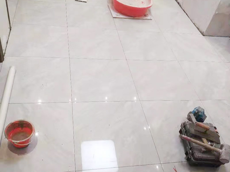 客廳地磚鋪貼:鋪貼前應(yīng)用水泥砂漿找地面或墻面，并按磚體尺寸劃好線，劃線時需預(yù)留3－5mm的灰縫，以防粘結(jié)物與磚體膨脹系數(shù)不一致而導(dǎo)致不良后果產(chǎn)生。 瓷磚受熱或者冬天遇冷會存在一定熱脹冷縮，同時粘貼瓷磚的水泥沙土也會隨著溫度和濕度的變化出現(xiàn)一定膨脹收縮，瓷磚間不留縫隙很容易導(dǎo)致瓷磚起拱裂開。瓷磚邊緣存在一定誤差，每塊瓷磚不能保證完全的平整，特別是裝修現(xiàn)場切割瓷磚容易出現(xiàn)誤差，留縫能保持整體整齊劃一。 