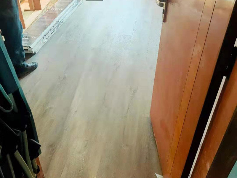 毛坯房地板鋪貼：先對(duì)地面進(jìn)行找平，水平的誤差不能超過2毫米。地面要是不平，腳感就不好。再就是將邊、角部位等突起或有不平的地方進(jìn)行局部修整。再鋪防潮層，防潮層可以防止以后地板受潮。鋪平，接縫處要并攏。然后就是安裝地板了，因?yàn)榈匕迨且e(cuò)落安裝的，先預(yù)鋪一下，將部分地板一分為二，要按尺寸來鋸，萬一鋸多了，地板損耗就大了。因?yàn)榈匕逵幸欢ǖ呐蛎浡?，因此鋪裝前要在其與墻面接觸的部位預(yù)留膨脹縫，以免地板起鼓。膨脹縫的大小一般和地板的膨脹系數(shù)有關(guān)系。