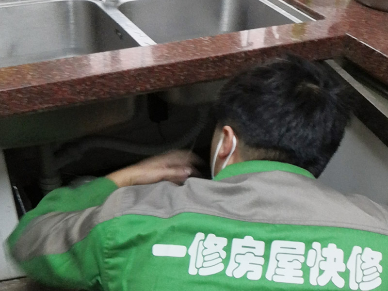 ?？谛蘩砉艿烙龅綇N房下水管漏水怎么辦