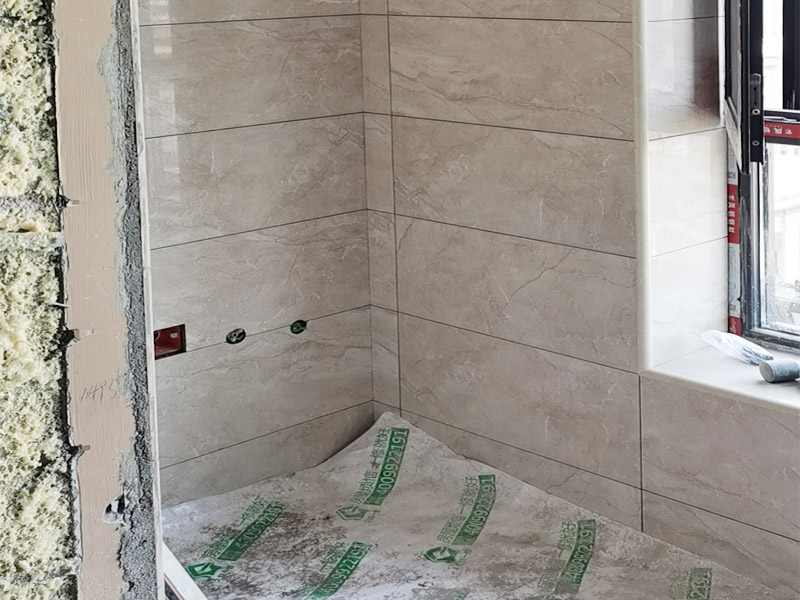 衛(wèi)生間瓷磚鋪貼：衛(wèi)生間的裝修，這個地方是洗漱的地方會使用很多水，所以說一定要做好排水的工作，排水是為了防止在以后的使用過程中出現(xiàn)堵塞水的現(xiàn)象，如果排水不做好就會導(dǎo)致衛(wèi)生間出現(xiàn)洪澇的現(xiàn)象，事先做排水的工作不僅僅是為了房子也是為了友鄰和睦，試想一下如果排水不做好就會導(dǎo)致水的堵塞然后就會出現(xiàn)水下滲的現(xiàn)象，可能會影響到樓下鄰居，所以說衛(wèi)生間做好排水很重要。