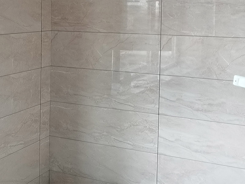 衛(wèi)生間瓷磚鋪貼：衛(wèi)生間的裝修，這個地方是洗漱的地方會使用很多水，所以說一定要做好排水的工作，排水是為了防止在以后的使用過程中出現(xiàn)堵塞水的現(xiàn)象，如果排水不做好就會導(dǎo)致衛(wèi)生間出現(xiàn)洪澇的現(xiàn)象，事先做排水的工作不僅僅是為了房子也是為了友鄰和睦，試想一下如果排水不做好就會導(dǎo)致水的堵塞然后就會出現(xiàn)水下滲的現(xiàn)象，可能會影響到樓下鄰居，所以說衛(wèi)生間做好排水很重要。