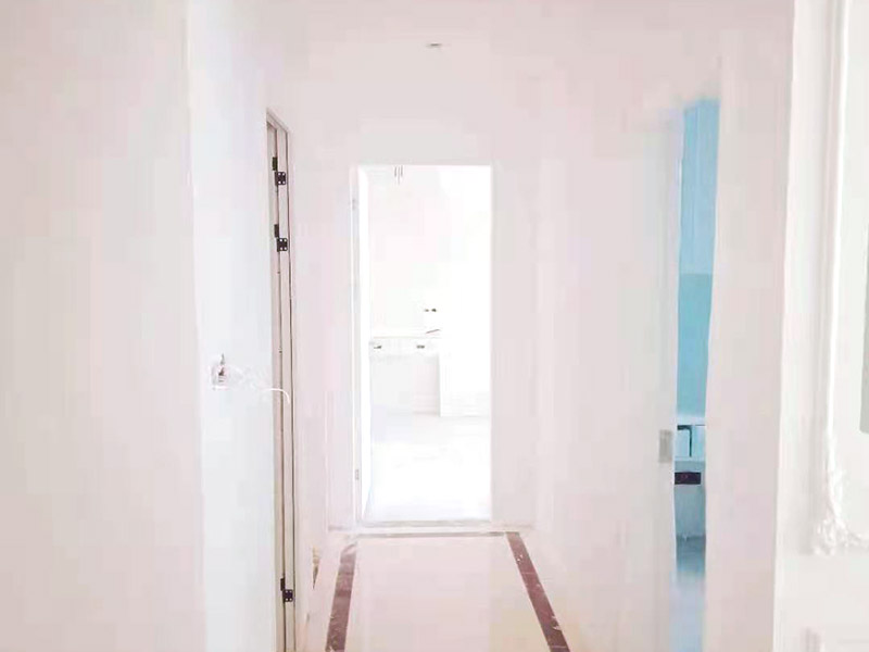 墻面乳膠漆刷新:首先應(yīng)將墻面上的雜質(zhì)清理干凈，確定墻面無雜質(zhì)后開始刮膩子，并用砂紙將墻面打磨平整，接著開始涂刷底漆，涂刷時需確保墻面每個角落都涂到，上完底漆后，將墻面的坑眼打磨平整，最后涂刷面漆，涂刷后的十天內(nèi)，不得接觸或擦洗墻面。