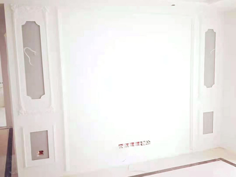 墻面乳膠漆刷新:首先應(yīng)將墻面上的雜質(zhì)清理干凈，確定墻面無雜質(zhì)后開始刮膩子，并用砂紙將墻面打磨平整，接著開始涂刷底漆，涂刷時需確保墻面每個角落都涂到，上完底漆后，將墻面的坑眼打磨平整，最后涂刷面漆，涂刷后的十天內(nèi)，不得接觸或擦洗墻面。