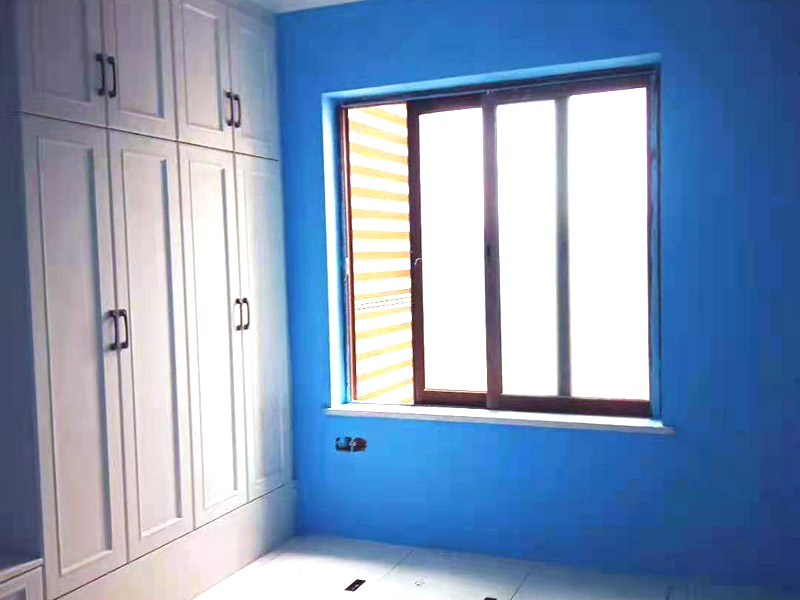 墻面乳膠漆刷新:首先應(yīng)將墻面上的雜質(zhì)清理干凈，確定墻面無雜質(zhì)后開始刮膩子，并用砂紙將墻面打磨平整，接著開始涂刷底漆，涂刷時需確保墻面每個角落都涂到，上完底漆后，將墻面的坑眼打磨平整，最后涂刷面漆，涂刷后的十天內(nèi)，不得接觸或擦洗墻面。