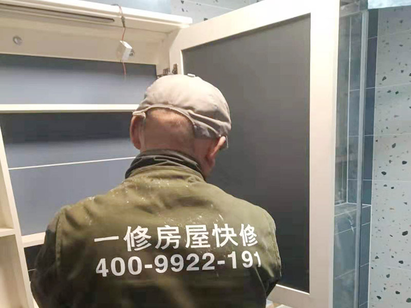 衛(wèi)生間局部安裝：浴室柜鏡子在安裝之前，要測量好鏡子的尺度，鏡子的尺度應(yīng)該用卷尺量出，然后再在適合的位置，將墻面打孔，然后裝入墻塞，然后將螺絲擰入墻內(nèi)一定深度，然后再確定鏡子的穩(wěn)定性。根據(jù)鏡子背面墻上的兩個(gè)孔，對(duì)準(zhǔn)套入墻內(nèi)的螺絲釘，固定好之后再用手緊緊的將它擰好，然后再用手試一下，看看鏡子會(huì)不會(huì)有松動(dòng)問題，如果鏡子沒有東倒西歪的問題，那么鏡子就算是已經(jīng)安裝了，最后，鏡子安裝好之后，要注重鏡面的清潔，一定要用濕毛巾先把鏡子好好擦一下，然后再用干毛巾再擦拭一遍，保證好鏡子的清潔和干凈，就可以進(jìn)行使用了。