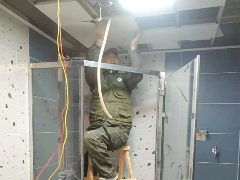 衛(wèi)生間局部安裝：浴室柜鏡子在安裝之前，要測量好鏡子的尺度，鏡子的尺度應(yīng)該用卷尺量出，然后再在適合的位置，將墻面打孔，然后裝入墻塞，然后將螺絲擰入墻內(nèi)一定深度，然后再確定鏡子的穩(wěn)定性。根據(jù)鏡子背面墻上的兩個(gè)孔，對(duì)準(zhǔn)套入墻內(nèi)的螺絲釘，固定好之后再用手緊緊的將它擰好，然后再用手試一下，看看鏡子會(huì)不會(huì)有松動(dòng)問題，如果鏡子沒有東倒西歪的問題，那么鏡子就算是已經(jīng)安裝了，最后，鏡子安裝好之后，要注重鏡面的清潔，一定要用濕毛巾先把鏡子好好擦一下，然后再用干毛巾再擦拭一遍，保證好鏡子的清潔和干凈，就可以進(jìn)行使用了。