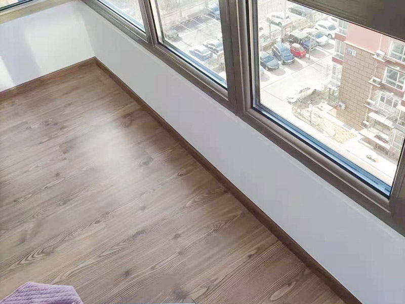 客廳墻面地板翻新：木地板鋪設(shè)之前，要先確保地面平整，然后在地上鋪一層塑料棉膜，塑料棉膜是為了防止地面防潮使木地板變形，接著講木地板都放置在地膜上，這樣在鋪貼的時候比較方便。先確定好木地板鋪設(shè)的方法，確定好之后就可以開始鋪設(shè)了，一般是從墻角開始鋪設(shè)。當首塊板鋪上去，第二塊板就必須接連上。然后板與板之間都有槽與突出的插面，插面進去槽里要嚴絲合縫。具體操作是將一塊木地板長面的插面進入到前面板的槽里，用手推板的側(cè)面插面進入旁邊地板的槽里，如果有縫隙，那么用專用的錘子輕輕敲到一些即可。