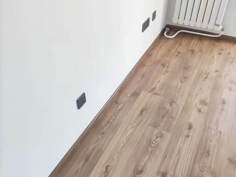 客廳墻面地板翻新：木地板鋪設(shè)之前，要先確保地面平整，然后在地上鋪一層塑料棉膜，塑料棉膜是為了防止地面防潮使木地板變形，接著講木地板都放置在地膜上，這樣在鋪貼的時候比較方便。先確定好木地板鋪設(shè)的方法，確定好之后就可以開始鋪設(shè)了，一般是從墻角開始鋪設(shè)。當首塊板鋪上去，第二塊板就必須接連上。然后板與板之間都有槽與突出的插面，插面進去槽里要嚴絲合縫。具體操作是將一塊木地板長面的插面進入到前面板的槽里，用手推板的側(cè)面插面進入旁邊地板的槽里，如果有縫隙，那么用專用的錘子輕輕敲到一些即可。