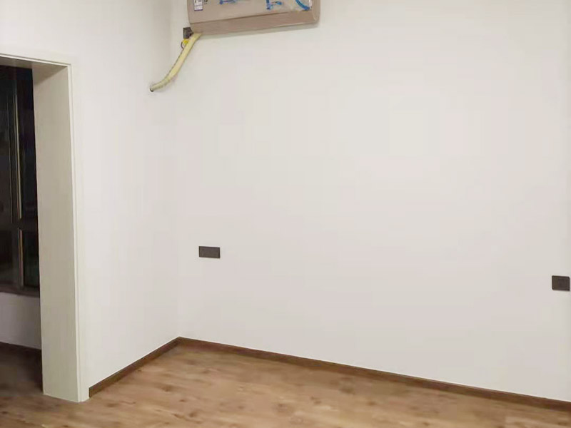 客廳墻面地板翻新：木地板鋪設(shè)之前，要先確保地面平整，然后在地上鋪一層塑料棉膜，塑料棉膜是為了防止地面防潮使木地板變形，接著講木地板都放置在地膜上，這樣在鋪貼的時候比較方便。先確定好木地板鋪設(shè)的方法，確定好之后就可以開始鋪設(shè)了，一般是從墻角開始鋪設(shè)。當首塊板鋪上去，第二塊板就必須接連上。然后板與板之間都有槽與突出的插面，插面進去槽里要嚴絲合縫。具體操作是將一塊木地板長面的插面進入到前面板的槽里，用手推板的側(cè)面插面進入旁邊地板的槽里，如果有縫隙，那么用專用的錘子輕輕敲到一些即可。