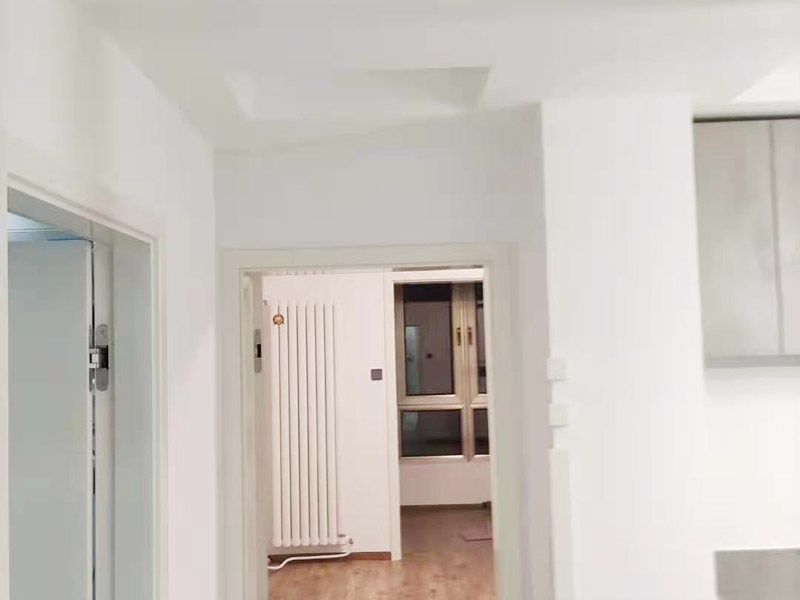 客廳墻面地板翻新：木地板鋪設(shè)之前，要先確保地面平整，然后在地上鋪一層塑料棉膜，塑料棉膜是為了防止地面防潮使木地板變形，接著講木地板都放置在地膜上，這樣在鋪貼的時候比較方便。先確定好木地板鋪設(shè)的方法，確定好之后就可以開始鋪設(shè)了，一般是從墻角開始鋪設(shè)。當首塊板鋪上去，第二塊板就必須接連上。然后板與板之間都有槽與突出的插面，插面進去槽里要嚴絲合縫。具體操作是將一塊木地板長面的插面進入到前面板的槽里，用手推板的側(cè)面插面進入旁邊地板的槽里，如果有縫隙，那么用專用的錘子輕輕敲到一些即可。